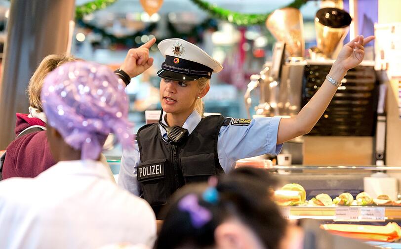 Zweieinhalb Stunden war der Hauptbahnhof wegen eines verdächtigen Gepäckstücks gesperrt. Um 13.50 Uhr kam Entwarnung. Der Koffer sei ungefährlich. Die Bilder vom Polizeieinsatz.
