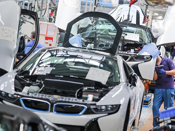 BMW-Mitarbeiter arbeiten in der Montage des i8. Foto: Jan Woitas/dpa-Zentralbild/dpa/Archivbild