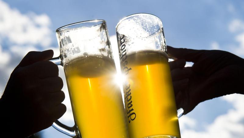 Zwei fast volle Biergläser. Foto: picture alliance / Ole Spata/ZB/dpa/Symbolbild Zwei fast volle Biergläser. Foto: picture alliance / Ole Spata/ZB/dpa/Symbolbild