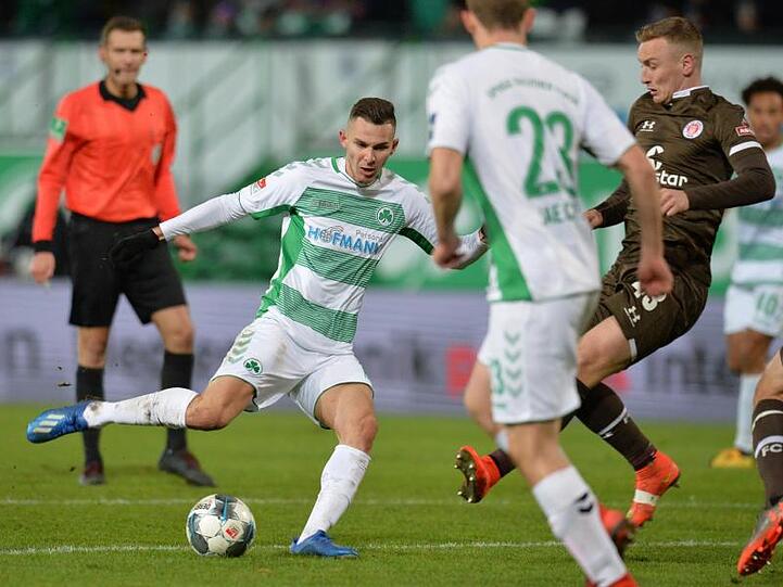 Branimir Hrgota von Fürth spielt gegen Sebastian Ohlsson (l-r) von Pauli. Foto: Timm Schamberger/dpa