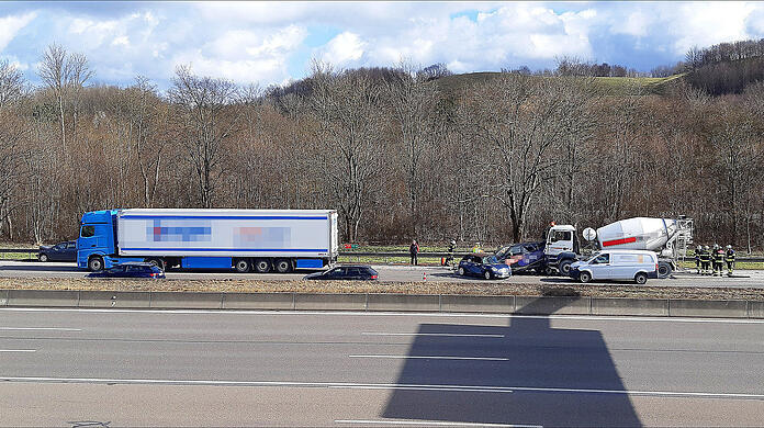 Ein Betonmischer krachte auf der A9 in drei stehende Autos.