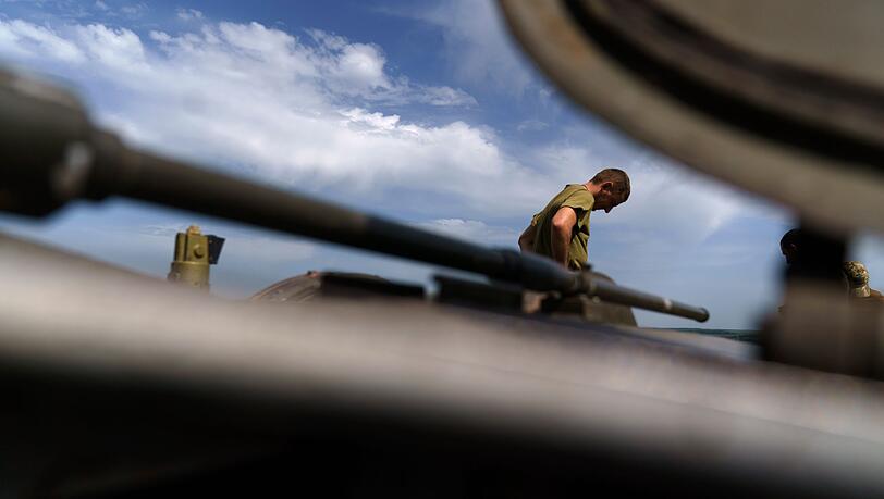 Ein ukrainischer Soldat steht auf einem Panzer in der Region Donezk.