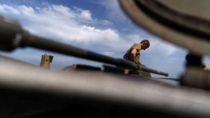 Ein ukrainischer Soldat steht auf einem Panzer in der Region Donezk.