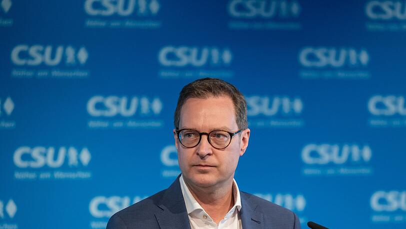 Martin Huber, Generalsekretär der CSU, nimmt nach einer Videokonferenz teil.