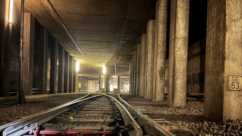 Der Blick von der Wendeanlage: Links und rechts erreicht der Zug nach etwa 50 Metern den Bahnsteig.