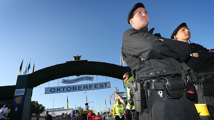 An den Eingängen zur Wiesn wird stichprobenartig kontriolliert. (Archivbild)