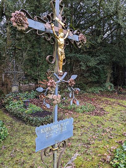 Das Grab von Karl Obermayr am Waldfriedhof Freising.