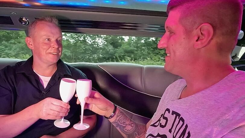 Heino (r.) schwärmt in der pinken Strechlimo von Markus' "geilen blauen Augen".