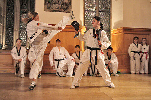 Kampfsport im historischen Rathaussaal: Olympia-Teilnemerin Sümeyye Gülec (li.) demonstriert die hohe Kunst des Tae-Kwon-Do.