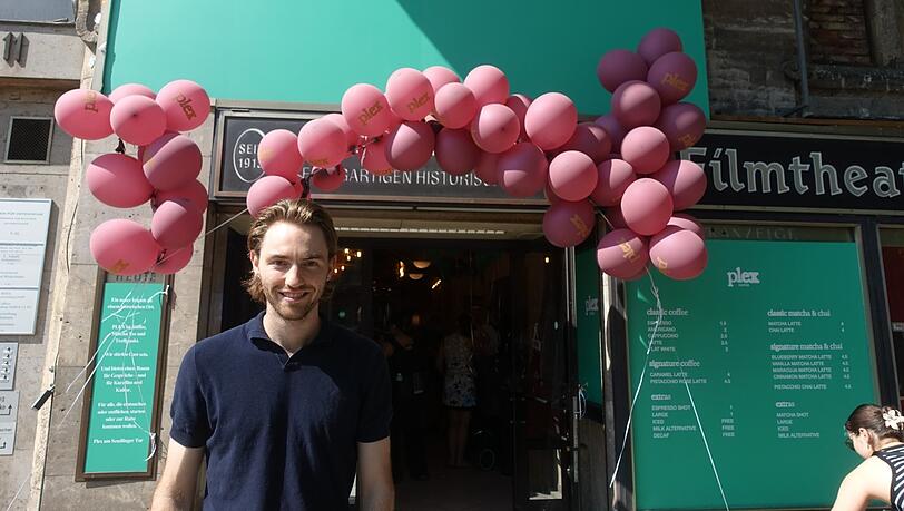 Maximilan Kamp, der Gründer von "Plex Coffee" vor der neu eröffneten Filiale der Kette in der ehemaligen Film-Bar des Filmtheaters am Sendlinger Tor.