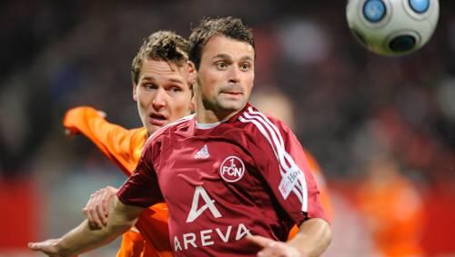 Gegner im Griff, Ball und Tor im Visier: Albert Bunjaku ist nach vierwöchiger Zwangspause heiß auf seine Rückkehr in den Club-Sturm. Gegner im Griff, Ball und Tor im Visier: Albert Bunjaku ist nach vierwöchiger Zwangspause heiß auf seine Rückkehr in den Club-Sturm.