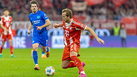 Sie k&ouml;nnten sich demn&auml;chst h&auml;ufiger sehen: Bayern-Star Harry Kane (r.) und Leverkusens Jonas Hofmann.