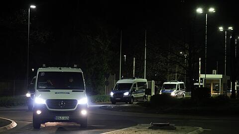 Zahlreiche Einsatzkr&auml;fte der Polizei sichern den Transport.