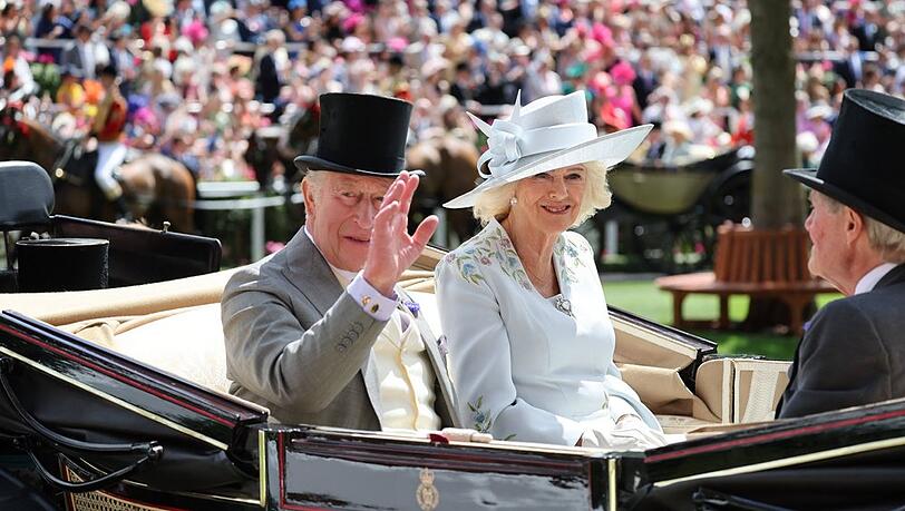 K&ouml;nig Charles III. und K&ouml;nigin Camilla beim Royal Ascot.