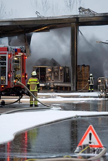 Millionenschaden bei Brand von Lagerhalle &ndash; Ursache für Feuer im Regensburger Hafen weiter unklar
