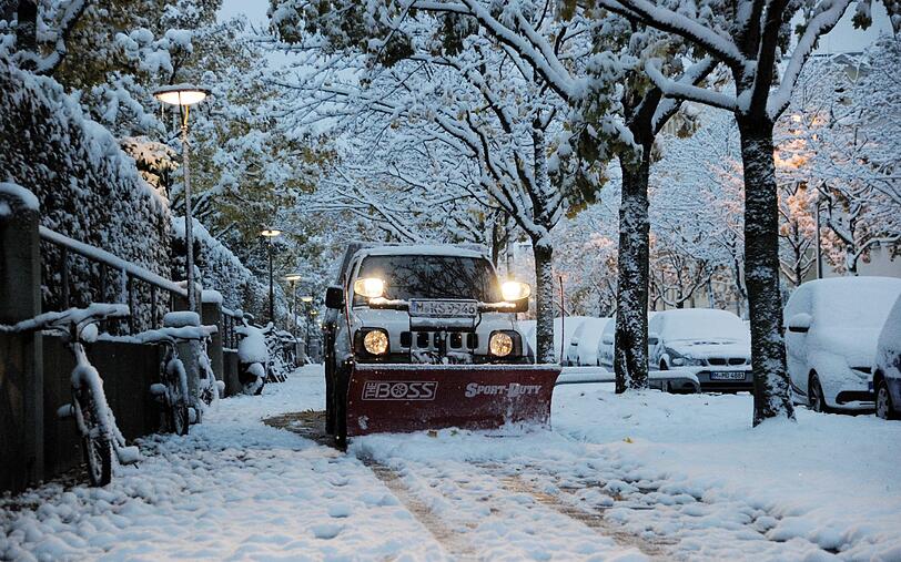 Großeinsatz für die Räumdienste: Über Nacht ist München zum weißen Winterwunderland geworden.
