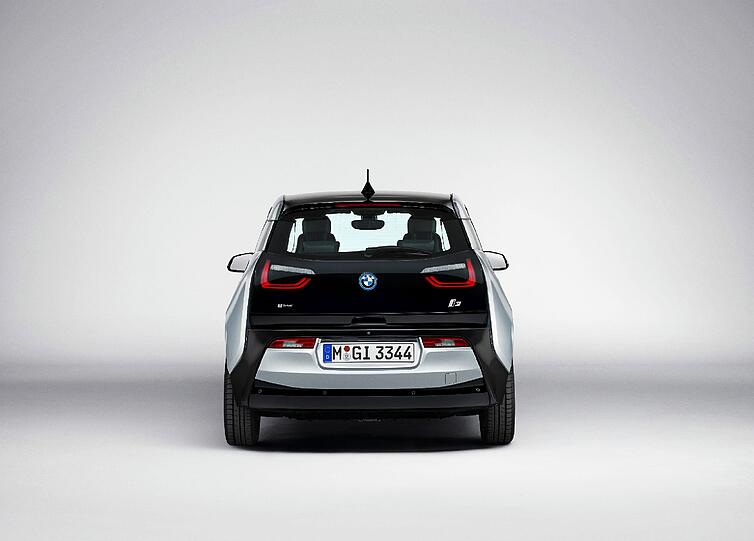 Enthüllt: BMW zeigt erstmals das endgültige Design des Elektroflitzers i3. Außen wirkt er etwas rundlich, innendrin ist er BMW-typisch cool-elegant gestylt.