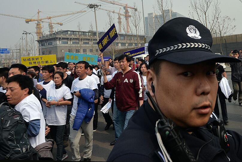 Tumultartige Szenen vor der malaysischen Botschaft in Peking. Die Angehörigen der Opfer von Flug MH370 demonstrieren für eine schnell Aufklärung der Unglücksumstände.