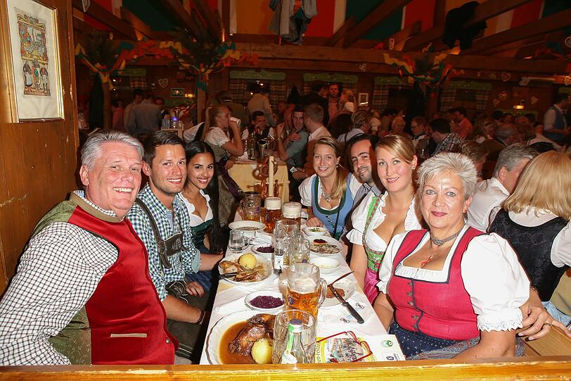 Ulrich Kowalewski mit Ehefrau Annette, Sohn Constantin und den Töchtern Mercedes, Frederike und Viktoria im Schützenzelt.