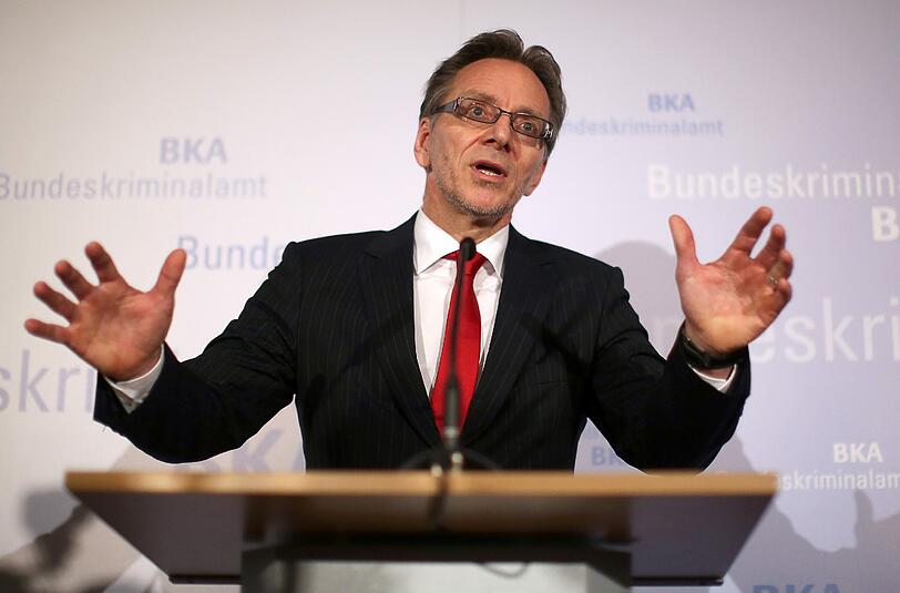 BKA-Chef Holger Münch kritisiert die mangelnde Registrierung von Flüchtlingen: "Selbst bei denen, die wir erfassen, haben wir oft nur ein Lichtbild und Fingerabdrücke und wissen deshalb trotzdem nicht immer, wer sie wirklich sind oder welche Vorgeschichte sie haben.
