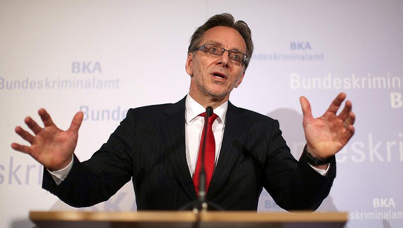 BKA-Chef Holger Münch kritisiert die mangelnde Registrierung von Flüchtlingen: "Selbst bei denen, die wir erfassen, haben wir oft nur ein Lichtbild und Fingerabdrücke und wissen deshalb trotzdem nicht immer, wer sie wirklich sind oder welche Vorgeschichte sie haben. BKA-Chef Holger Münch kritisiert die mangelnde Registrierung von Flüchtlingen: "Selbst bei denen, die wir erfassen, haben wir oft nur ein Lichtbild und Fingerabdrücke und wissen deshalb trotzdem nicht immer, wer sie wirklich sind oder welche Vorgeschichte sie haben.