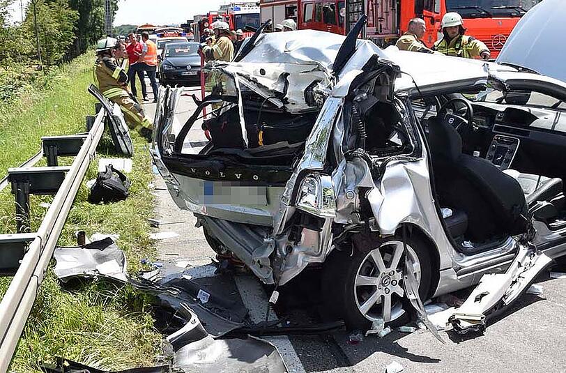 Bilder vom tödlichen Verkehrsunfall auf der A99 bei Unterföhring. Ein Lkw ist in ein Stauende gefahren, der Volvo wurde durch den Aufprall vollkommen zerstört. Eine Frau starb noch an der Unfallstelle.