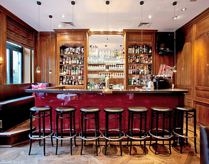 Im Munich Palace Hotel in der Trogerstraße 21 gibt's eine klassische Hotelbar mit internationalem Flair. Ein guter Start in die Nacht.
