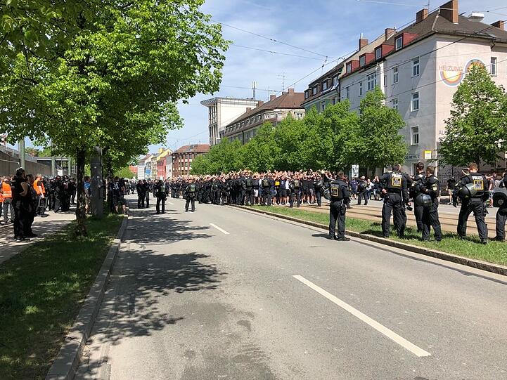 Die Löwen-Anhänger vor dem Grünwalder Stadion.