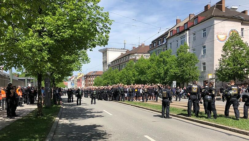 Die Löwen-Anhänger vor dem Grünwalder Stadion. Die Löwen-Anhänger vor dem Grünwalder Stadion.