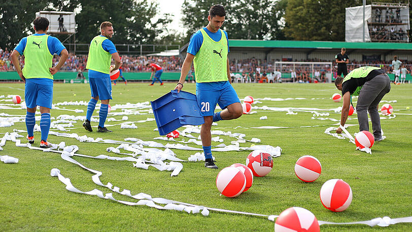 "Fans" des FC Bayern sorgen im Kehdinger Stadion für eine fünfminütige Unterbrechung, indem sie Plastikbälle und Toilettenpapierrollen auf den Rasen werfen.