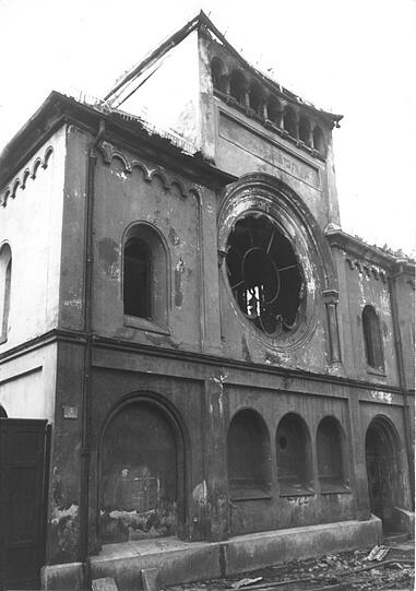 Die Synagoge in der Herzog-Rudolf-Straße ist komplett ausgebrannt.