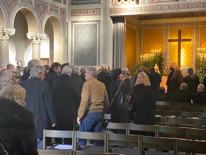 Die Trauergäste laufen zum Sarg. Auch die Fans dürfen sich ein letztes Mal von Joseph Hannesschläger verabschieden.