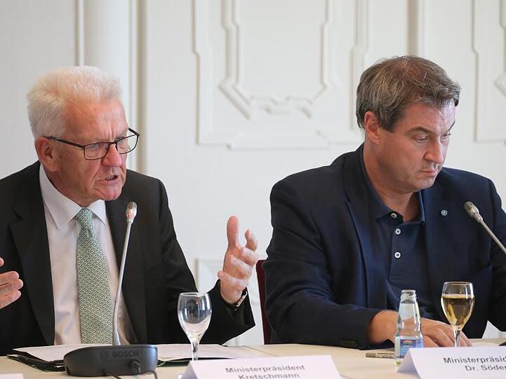 Söder, bayerischer Ministerpräsident (CSU,r) und Kretschmann, Ministerpräsident von Baden-Württemberg (Grüne,l). Foto: Karl-Josef Hildenbrand