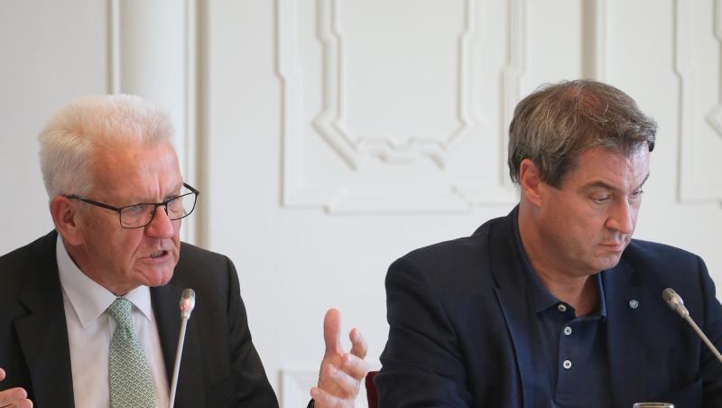 Söder, bayerischer Ministerpräsident (CSU,r) und Kretschmann, Ministerpräsident von Baden-Württemberg (Grüne,l). Foto: Karl-Josef Hildenbrand Söder, bayerischer Ministerpräsident (CSU,r) und Kretschmann, Ministerpräsident von Baden-Württemberg (Grüne,l). Foto: Karl-Josef Hildenbrand