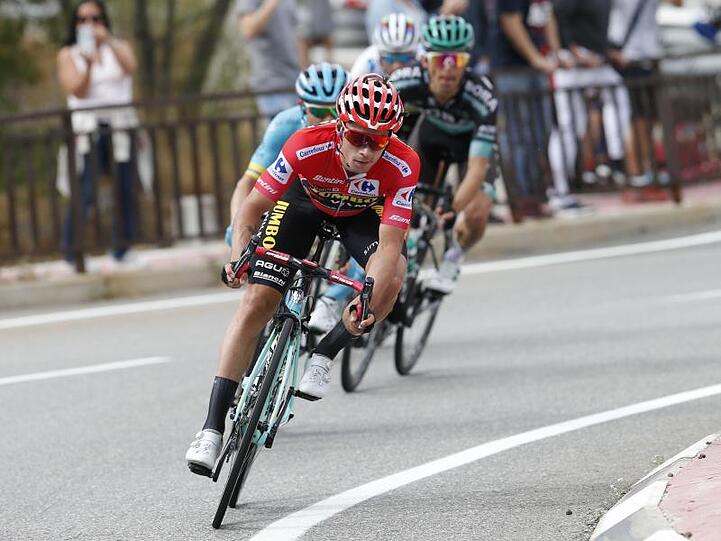 Der Slowene Primoz Roglic vom Team Jumbo-Visma fährt im Roten Trikot nach Madrid.