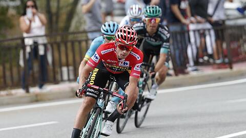 Der Slowene Primoz Roglic vom Team Jumbo-Visma fährt im Roten Trikot nach Madrid.