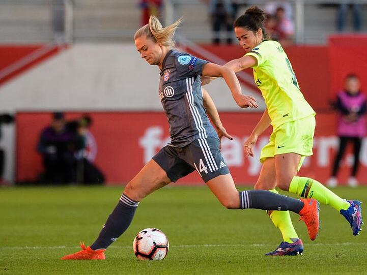 Fridolina Rolfö vom FC Bayern München (l.) und Marta Torrejon von Barcelona im Zweikampf um den Ball. Foto: Matthias Balk
