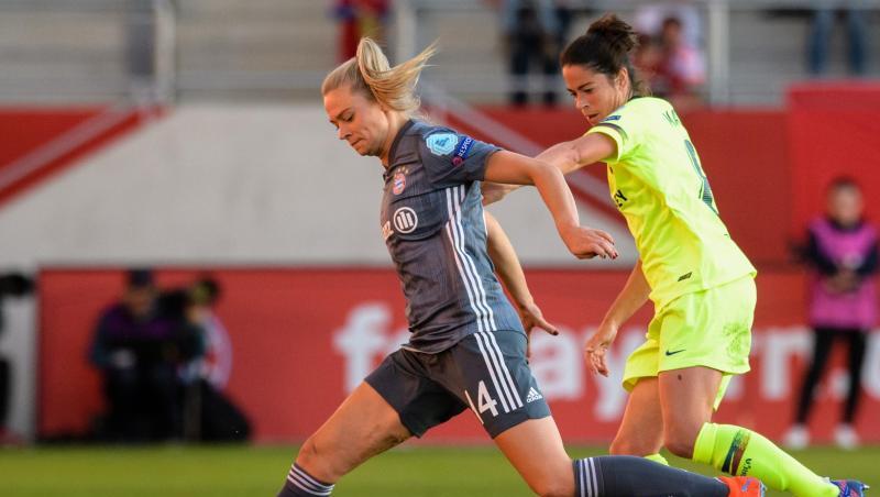 Fridolina Rolfö vom FC Bayern München (l.) und Marta Torrejon von Barcelona im Zweikampf um den Ball. Foto: Matthias Balk Fridolina Rolfö vom FC Bayern München (l.) und Marta Torrejon von Barcelona im Zweikampf um den Ball. Foto: Matthias Balk