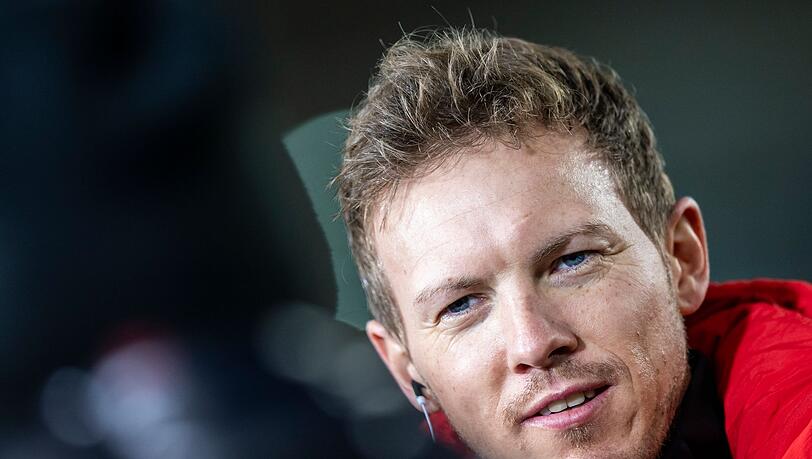 Münchens Trainer Julian Nagelsmann steht vor dem Spiel im Stadion.