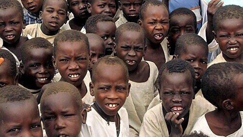 Flüchtlingskinder im Kalma Camp südlich von Darfur Flüchtlingskinder im Kalma Camp südlich von Darfur