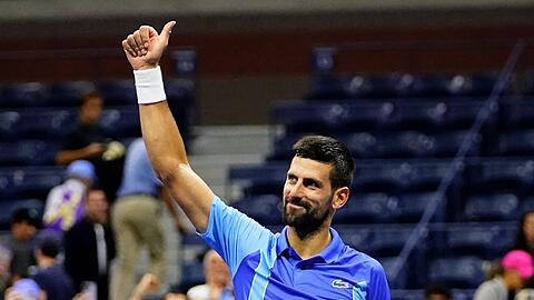 Der Serbe Novak Djokovic lässt sich nach seinem Sieg feiern.