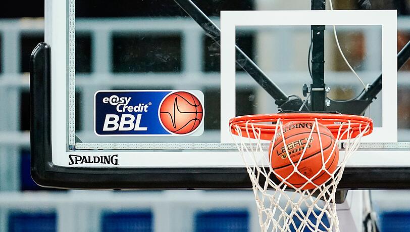 Eine Basketball landet im Netz.