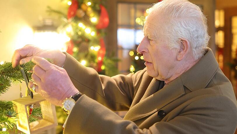 König Charles III. beim Dekorieren eines Weihnachtsbaums.