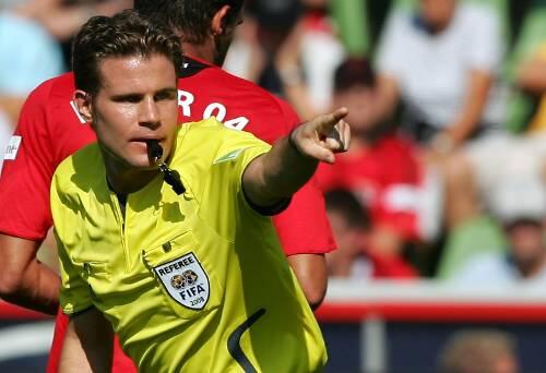 Leitet auf Einladung des saudi-arabischen Verbandes am Mittwoch ein Spitzenspiel in der dortigen Profiliga: Fifa-Referee Dr. Felix Brych.