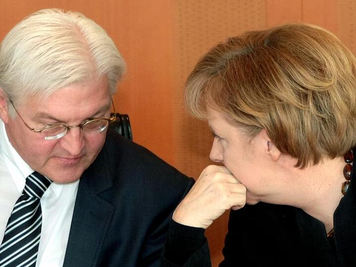 Bundeskanzlerin Merkel und Vizekanzler Steinmeier: Einer Umfrage zufolge wünschen sich 33 Prozent Steinmeier als Kanzler. (Archivbild)