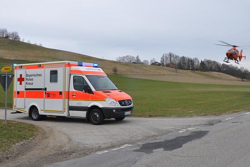 Die Bilder vom tragischen Unfall im Landkreis Mühldorf. Das 7-jährige Mädchen wurde von dem VW angefahren. Ein Rettungshubschrauber brachte die Schülerin ins Krankenhaus.