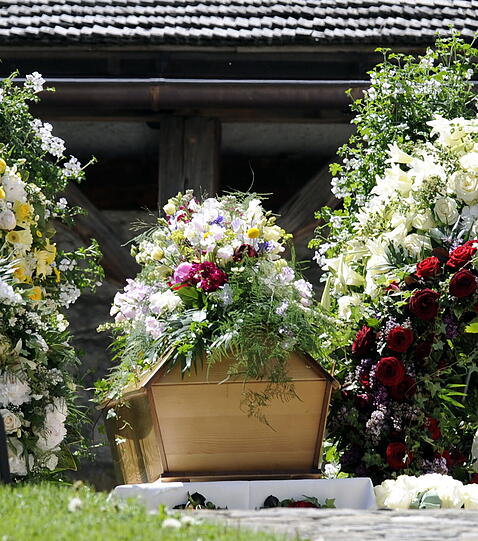 Ein geschmueckter Sarg steht am Freitag vor der evangelischen Mauritiuskirche im schweizerischen Saanen im Rahmen der fuer den Nachmittag vorgesehenen Trauerfeier und der Beerdigung von Gunter Sachs (1932-2011).