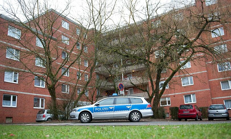 Grausamer Doppelmord in Lüneburg: Zwei Frauen sind erstochen worden. Als die Beamten am Tatort eintreffen, lebt eines der Opfer noch. Die Ärzte können der mit dem Tod ringenden Frau aber nicht mehr helfen.