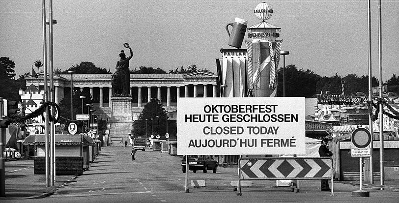 Am Tag nach dem Anschlag wird auf der Wiesn weitergefeiert, nur am 30. September 1980, zur Trauerfeier für die Opfer, bleibt das Oktoberfest geschlossen.