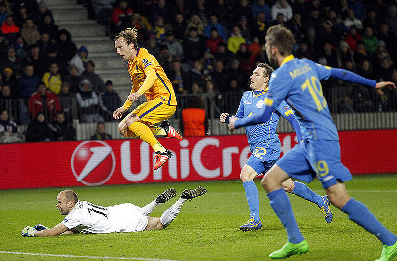 Ivan Rakitic (rechts) war der Matchwinner des FC Barcelona in Borissow - hier trifft er gegen Sergej Chernik.